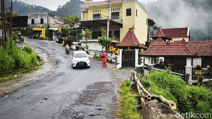 Lokasi kecelakaan maut yang menewaskan lima orang di Gondosuli, Tawangmangu.