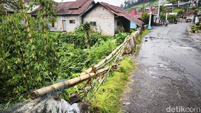 Lokasi kecelakaan maut yang menewaskan lima orang di Gondosuli, Tawangmangu.