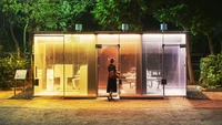Desain kamar mandi satu ini pernah viral di Indonesia karena tampilannya yang semula transparan, bisa kasat mata ketika pintu dikunci. Toilet umum ini disebut Kaca Shigeru Ban karya arsitek Jepang Shigeru Ban. Foto: via The Smart Local