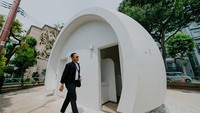 Toilet ini seperti ponsel yang bisa dikendalikan dengan suara ‘Hi Siri’. Pembuatan toilet ini tidak main-main Kazoo dan timnya membutuhkan waktu 3 tahun untuk meneliti, merencanakan, dan mendesain guna menghasilkan konsep ini. Foto: via The Smart Local