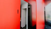 Meskipun terlihat sederhana ternyata desain toilet ini terinspirasi dari origata, seni tradisional Jepang dalam membungkus barang dengan hiasan. Total terdapat 3 kamar mandi yakni ruang serbaguna, ruang khusus wanita, dan khusus untuk pria. Foto: via The Smart Local