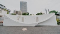 Dari depan, orang mengira ini adalah wasafel raksasa, terlihat dari banyaknya keran di depan bangunan. Padahal ini adalah toilet umum bernama Nishisando Yoyogi yang berada di Shibuya. Foto: via The Smart Local