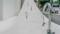 Toilet ini merupakan karya Sou Fujimoto. Di bagian depan memang terdapat 5 keran yang dapat digunakan oleh masyarakat kapan saja. Desainnya dibuat dengan ketinggian berbeda agar anak-anak, orang dewasa, hingga disabilitas bisa memakainya. Foto: via The Smart Local