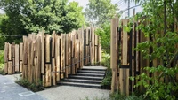 Toilet umum satu ini ditutupi dengan bambu-bambu karena ingin menyatu dengan alam sekitar. Letaknya memang berada di Taman Nabeshima Shoto. Namun, tak perlu khawatir akan diintip karena di dalam kamar mandi terdapat lapisan dari kisi-kisi papan cedar, kayu ceri, dan metasequoia bekas pakai. Foto: via The Smart Local