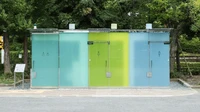 Fitur yang ada di dalamnya adalah dindingnya terbuat dari kaca yang bisa menjadi buram saat toilet dikunci dan digunakan. Jadi, penggunanya tidak perlu khawatir saat menggunakannya. Foto: via The Smart Local