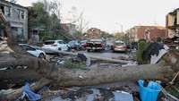 Pemerintah lokal mulai menurunkan tim bantuan untuk mendata kerusakan dan mengevakuasi warga terdampak tornado.