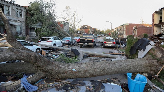 Tornado Hantam St. Louis, Rumah Warga Rusak Parah Rumah-rumah rusak parah dihantam tornado di Missouri.
Warga waspada bencana susulan, evakuasi sementara dilakukan.