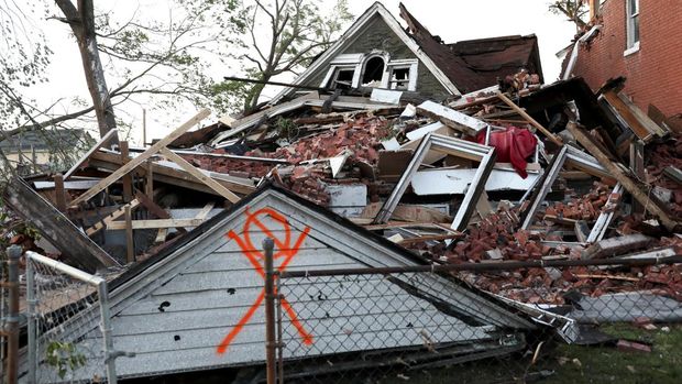 Rumah-rumah rusak parah dihantam tornado di Missouri.Warga waspada bencana susulan, evakuasi sementara dilakukan.