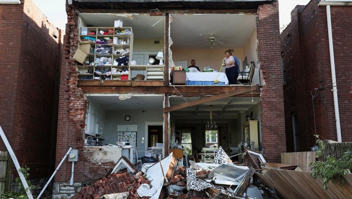 Rumah-rumah rusak parah dihantam tornado di Missouri.
Warga waspada bencana susulan, evakuasi sementara dilakukan.