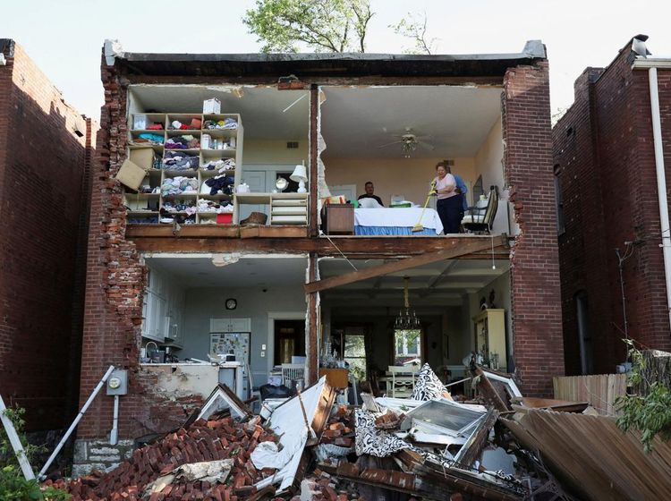 Rumah Warga di St. Louis Rusak Parah Dihantam Tornado