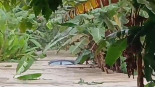 Toyota Camry terseret banjir bandang luapan Sungai Gandong Bojonegoro.