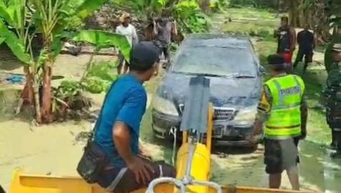 Toyota Camry terseret banjir bandang luapan Sungai Gandong Bojonegoro.