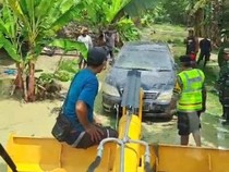 Video: Banjir di Bojonegoro, Mobil Warga Terseret Derasnya Aliran Air