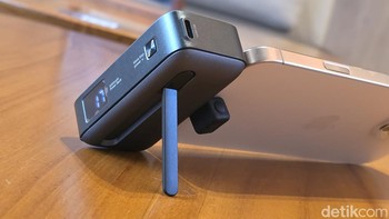 Desainnya yang ringkas dilengkapi fitur seperti kickstand dan tampilan digital, menjadikannya praktis untuk penggunaan sehari-hari, terutama saat bepergian. / Foto: Adi Fida Rahmna/detikINET