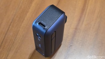 Bagi yang mencari power bank ultrakompak, Ugreen Nexode 5000mAh adalah pilihan ideal. Produk ini dilengkapi konektor USB-C terintegrasi, sehingga pengguna tidak perlu lagi membawa kabel tambahan. Foto: Adi Fida Rahmna/detikINET