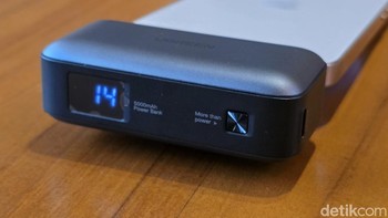 Dengan kapasitas 5.000 mAh dan output 20W, power bank ini dapat mengisi daya iPhone atau HP Android dengan cepat, misalnya dari 0-60% dalam 30 menit untuk iPhone 15 Pro. Foto: Adi Fida Rahmna/detikINET