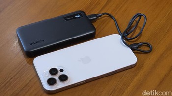 Dilengkapi teknologi Power Delivery (PD) 20W dan pengisian dua arah, power bank ini mampu mengisi daya iPhone 15 Pro hingga 1,9 kali atau Samsung S23 sebanyak 2 kali dalam waktu singkat. Foto: Adi Fida Rahmna/detikINET