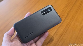 Ini adalah Ugreen 10.000mAh Two-Way Fast Charging Power Bank 20W. Power bank berkapasitas 10.000 mAh ini menjadi solusi andal untuk pengguna yang membutuhkan daya tahan tinggi. Foto: Adi Fida Rahmna/detikINET