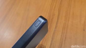Punya desain ramping dengan lapisan silikon ramah kulit menambah kenyamanan saat dibawa. Cocok untuk pengguna dengan mobilitas tinggi yang menginginkan fleksibilitas pengisian kabel. Foto: Adi Fida Rahmna/detikINET