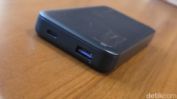 Tersedia port USB-C dan USB-A memungkinkan pengisian dua perangkat sekaligus.  Foto: Adi Fida Rahman/detikINEt