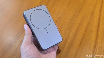 Ini adalah Ugreen 10000mAh Magnetic Wireless Power Bank 20W. Dirancang khusus untuk pengguna iPhone dengan MagSafe, power bank ini menawarkan pengisian nirkabel hingga 15W menggunakan teknologi Qi2. Magnet berkekuatan 10N memastikan perangkat terpasang kuat tanpa khawatir terlepas. Foto: Adi Fida Rahman/detikINEt