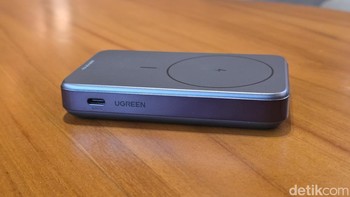 Selain pengisian nirkabel, power bank ini juga mendukung pengisian kabel hingga 20W melalui port USB-C dan USB-A, memungkinkan pengisian dua perangkat secara bersamaan. Foto: Adi Fida Rahman/detikINEt