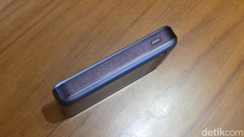 Dengan kapasitas 10.000 mAh, produk ini mampu mengisi daya iPhone 13 Pro dari 50% ke 100% dalam waktu kurang dari dua jam, menjadikannya pilihan favorit untuk pengguna yang mengutamakan kemudahan dan estetika. Foto: Adi Fida Rahman/detikINEt