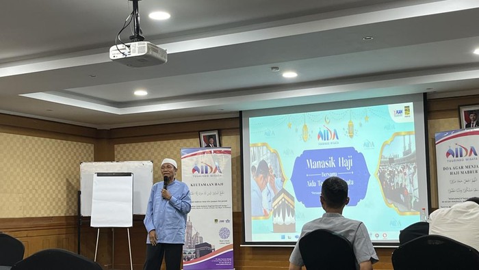 Ustaz Abdullah Bahresy dalam manasik haji di Travel Aida Tourindo Wisata pada Sabtu (17/05/2025) di Hotel Patra Jasa, Jakarta Pusat.