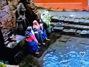 Viral Wisatawan Foto di Depan Arca Pertirtaan Pasuruan Saat Ada Ritual