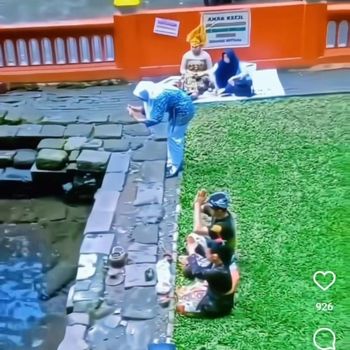 Aksi wisatawan foto di depan arca Petirtaan Belahan Pasuruan saat ada orang ritual yang viral di media sosial