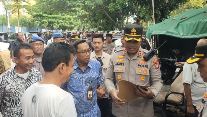 Wakapolres Metro Jakarta Utara, AKBP James H. Hutajulu memimpin aksi pembongkaran posko ormas di Pademangan, Jakarta Utara, Jumat (16/5/2025).