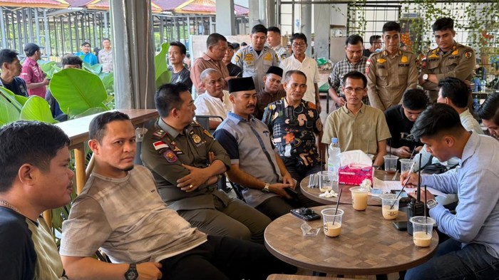 Walkot Pekanbaru saat duduk bersama dengan kedua kelompok (Foto: Dok Istimewa)