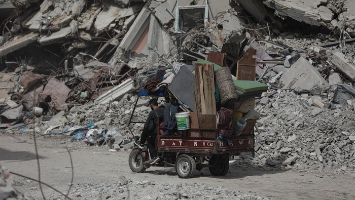  Palestinian residents begin fleeing toward areas they believe to be safer, carrying their belongings, following heavy Israeli attacks on the Beit Lahia and Jabalia areas in northern Gaza, on May 17, 2025. (Photo by Abdalhkem Abu Riash/Anadolu via Getty Images)