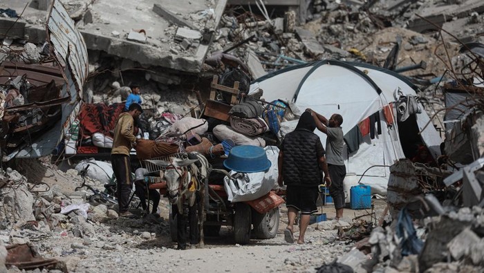 GAZA STRIP - MAY 17: Palestinian residents begin fleeing toward areas they believe to be safer, carrying their belongings, following heavy Israeli attacks on the Beit Lahia and Jabalia areas in northern Gaza, on May 17, 2025. (Photo by Abdalhkem Abu Riash/Anadolu via Getty Images)