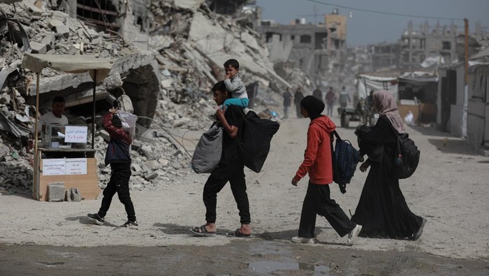  Palestinian residents begin fleeing toward areas they believe to be safer, carrying their belongings, following heavy Israeli attacks on the Beit Lahia and Jabalia areas in northern Gaza, on May 17, 2025. (Photo by Abdalhkem Abu Riash/Anadolu via Getty Images)