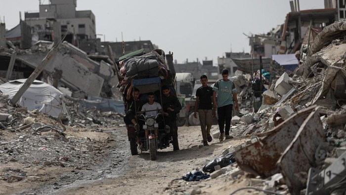 GAZA STRIP - MAY 17: Palestinian residents begin fleeing toward areas they believe to be safer, carrying their belongings, following heavy Israeli attacks on the Beit Lahia and Jabalia areas in northern Gaza, on May 17, 2025. (Photo by Abdalhkem Abu Riash/Anadolu via Getty Images)