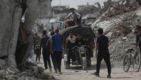 Pemandangan pengungsian massal ini menambah daftar panjang penderitaan warga Gaza yang terjebak dalam konflik berkepanjangan. Di tengah ketidakpastian, mereka tetap bertahan, berharap pada dunia yang lebih peduli dan masa depan yang lebih damai.
