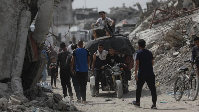 GAZA STRIP - MAY 17: Palestinian residents begin fleeing toward areas they believe to be safer, carrying their belongings, following heavy Israeli attacks on the Beit Lahia and Jabalia areas in northern Gaza, on May 17, 2025. (Photo by Abdalhkem Abu Riash/Anadolu via Getty Images)