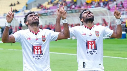 Pelatih Malut United FC Imran Nahumarury membantah soal rumor kepindahan Yance dan Yakob Sayuri ke Persib Bandung.