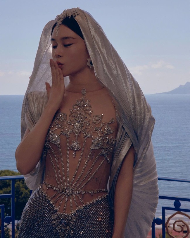 Dilansir Koreaboo, ia diduga diusir dari karpet merah karena tidak tampil sesuai dress code yang sudah ditentukan. Foto: Instagram @jolipoli.couture