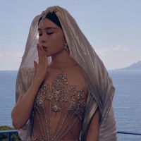 Dilansir Koreaboo, ia diduga diusir dari karpet merah karena tidak tampil sesuai dress code yang sudah ditentukan. Foto: Instagram @jolipoli.couture