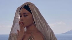 Penampakan Gaun Aktris China yang Bikin Diusir dari Red Carpet Cannes