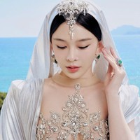 Adapun detail hoodie dan aksesori bebatuan yang serasi dengan busana di bagian kepalanya.  Foto: Instagram @jolipoli.couture