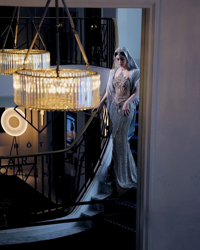 Zhao Yingzi bukan satu-satu seleb yang jadi kontroversi karena busananya di Festival Cannes. Tahun ini cukup banyak artis wanita yang dianggap menyalahi aturan untuk tidak mengenakan ‘naked dress’ atau baju yang ekstra volume, sebut saja Irina Shayk, Heidi Klum hingga Bella Hadid. Foto: Instagram @jolipoli.couture