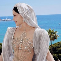 Meski terlihat menawan, busana Zhao Yingzi dilaporkan menyalahi aturan karena menerawang. Foto: Instagram @jolipoli.couture