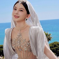 Busana keluaran brand JoliPoli tersebut sukses membuat Zhao Yingzi jadi pusat atensi. Gaun transparan tersebut hadir dengan aksen bebatuan yang menutupi bagian atas tubuhnya. Foto: Instagram @jolipoli.couture