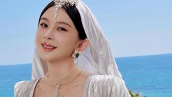 Penampakan Gaun Aktris China yang Bikin Diusir dari Red Carpet Cannes