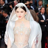 Dalam video yang viral, wanita 31 tahun tersebut terlihat berbicara dengan seorang petugas di karpet merah setelah selesai berpose di hadapan para fotografer. Foto: Weibo