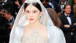 Penampakan Gaun Aktris China yang Bikin Diusir dari Red Carpet Cannes