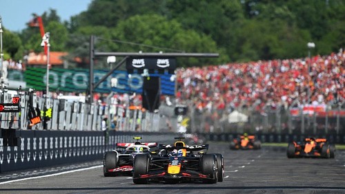 IMOLA, ITALY - MAY 18: Max Verstappen of the Netherlands driving the (1) Oracle Red Bull Racing RB21 leads Oliver Bearman of Great Britain driving the (87) Haas F1 VF-25 Ferrari and Oscar Piastri of Australia driving the (81) McLaren MCL39 Mercedes on track during the F1 Grand Prix of Emilia-Romagna at Autodromo Internazionale Enzo e Dino Ferrari on May 18, 2025 in Imola, Italy. (Photo by Mark Sutton - Formula 1/Formula 1 via Getty Images)